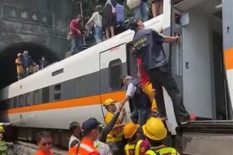 Hiện trường tai nạn đường sắt thảm khốc ở Đài Loan khiến 36 người chết