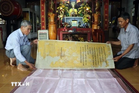 Các sắc phong tại điện thờ Thánh mẫu Thiên Y A Na (phường Hương An, thị xã Hương Trà) được phục chế trên giấy dó. (Ảnh: Đỗ Trưởng/TTXVN) 