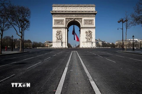 Cảnh vắng vẻ tại Paris, Pháp khi các biện pháp hạn chế phòng dịch COVID-19 được thực thi. (Nguồn: AFP/TTXVN) 