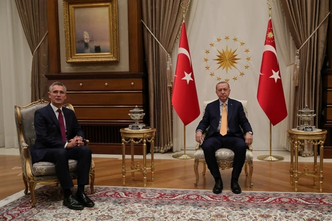 Tổng thống Thổ Nhĩ Kỳ Recep Tayyip Erdogan (phải) và Tổng Thư ký Tổ chức Hiệp ước Bắc Đại Tây Dương (NATO) Jens Stoltenberg. (Nguồn: Reuters) 