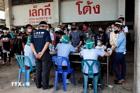Người dân xếp hàng chờ xét nghiệm COVID-19 tại Thái Lan. (Nguồn: AFP/TTXVN) 
