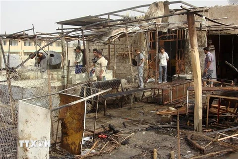 Hiện trường đổ nát sau một vụ tấn công tại Iraq. (Nguồn: AFP/TTXVN) 
