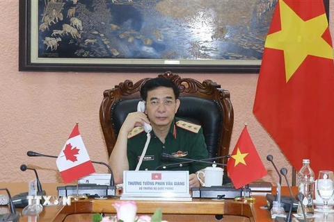 Thượng tướng Phan Văn Giang điện đàm với Bộ trưởng Quốc phòng Canada. (Ảnh: Hồng Pha/TTXVN phát) 