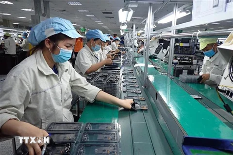 Công nhân công ty trách nhiệm hữu hạn Hadanbi Vina (Khu công nghiệp Điềm Thụy, huyện Phú Bình, tỉnh Thái Nguyên) đeo khẩu trang phòng, chống dịch COVID-19 khi làm việc (ảnh chụp ngày 14/5/2021). (Ảnh: Anh Tuấn/TTXVN) 