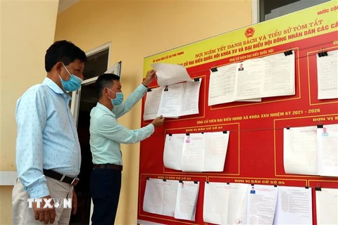 Danh sách người ứng cử Đại biểu Quốc hội khóa XV và Hội đồng Nhân dân được niêm yết công khai tại trụ sở xã Phú Thịnh, huyện Yên Bình, tỉnh Yên Bái. (Ảnh: Việt Dũng/TTXVN) 