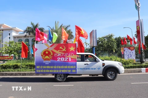 Các tuyến đường chính của thị xã Đông Hòa Phú Yên được trang trí cờ hoa rực rỡ tuyên truyền, chào mừng ngày bầu cử. (Nguồn: TTXVN phát) 