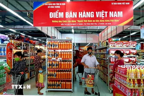 Điểm bán hàng Việt Nam tại Hà Nam thu hút đông đảo người dân đến mua sắm. (Ảnh: Nguyễn Chinh/TTXVN) 