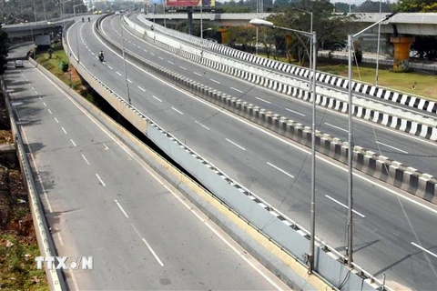 Cảnh vắng vẻ trên một tuyến đường ở Bangalore, Ấn Độ khi lệnh phong tỏa được áp đặt để khống chế dịch COVID-19, ngày 25/4/2021. (Nguồn: THX/TTXVN) 