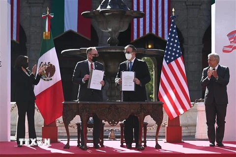 Phó Tổng thống Mỹ Kamala Harris (trái) và Tổng thống Mexico Andres Manuel Lopez Obrador (phải) tại lễ ký bản ghi nhớ hợp tác quốc tế về di cư ở Mexico City, Mexico ngày 8/6/2021. (Nguồn: AFP/TTXVN) 