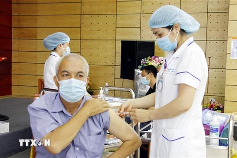 Nhân viên y tế Bệnh viện Đa khoa tỉnh Lạng Sơn tiêm vaccine COVID-19 cho nhân viên, lái xe làm việc tại Cửa khẩu Tân Thanh. (Ảnh: Thái Thuần/TTXVN) 