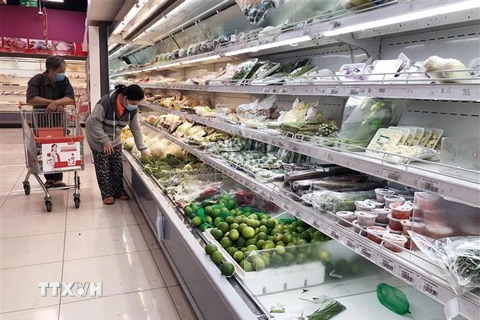 Nhóm hàng thực phẩm có sức mua tăng cao tại thị trường Thành phố Hồ Chí Minh. (Ảnh: Mỹ Phương/TTXVN) 