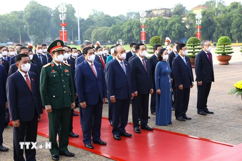 [Photo] Đại biểu Quốc hội khóa XV vào Lăng viếng Chủ tịch Hồ Chí Minh