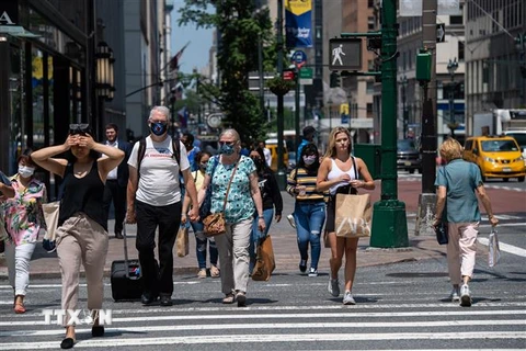 Người dân di chuyển trên một tuyến phố ở New York, Mỹ. (Nguồn: AFP/TTXVN) 