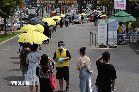 Người dân xếp hàng chờ xét nghiệm COVID-19 tại Seoul, Hàn Quốc, ngày 13/7/2021. (Nguồn: Yonhap/TTXVN) 