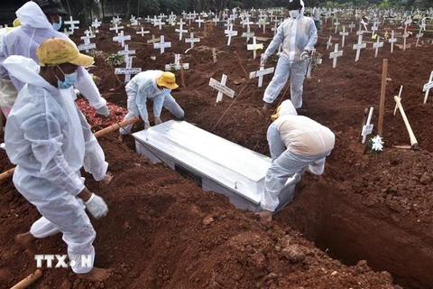 Chôn cất bệnh nhân tử vong do COVID-19 tại Bekasi, Indonesia, ngày 6/8/2021. (Ảnh: AFP/TTXVN) 