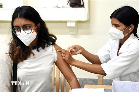 Nhân viên y tế tiêm vaccine phòng COVID-19 cho người dân tại Bangalore, Ấn Độ, ngày 15/7/2021. (Ảnh: THX/TTXVN) 