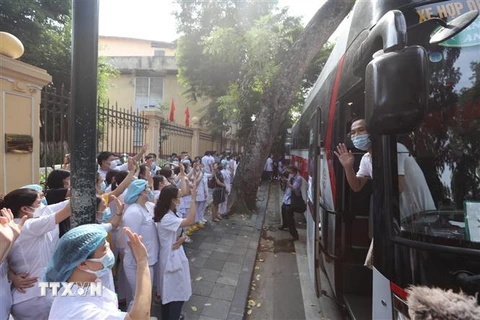 Lễ tiễn đoàn công tác Bệnh viện Việt Đức lên đường vào hỗ trợ Thành phố Hồ Chí Minh chống dịch. (Ảnh: Minh Quyết/TTXVN) 