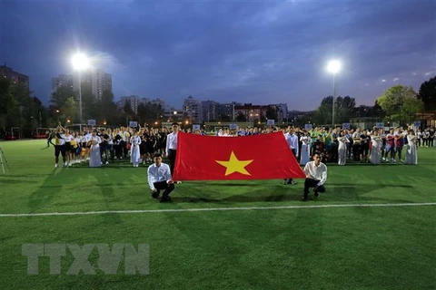 Quốc kỳ Việt Nam tại lễ bế mạc Giải Bóng đá cộng đồng người Việt tại Nga năm 2021. (Ảnh: Trần Hiếu/TTXVN)