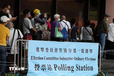 Người dân xếp hàng chờ bỏ phiếu tại Tòa thị chính Sha Tin ở Hong Kong, Trung Quốc, ngày 19/9/2021. (Ảnh: THX/TTXVN) 