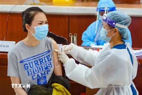 Tiêm vaccine cho người dân tại điểm tiêm Trung tâm Văn hóa quận Sơn Trà, Đà Nẵng. (Ảnh: Văn Dũng/TTXVN) 