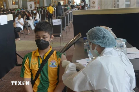 Nhân viên y tế tiêm vaccine ngừa COVID-19 cho trẻ em tại Bangkok, Thái Lan, ngày 19/10/2021. (Ảnh: THX/TTXVN) 