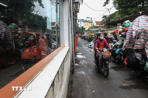 [Photo] Hà Nội lại xuất hiện tình trạng rác thải ứ đọng nhiều nơi