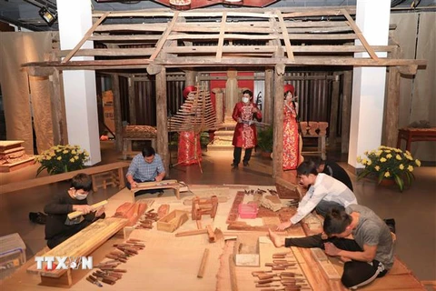 Trưng bày các sản phẩm điêu khắc gỗ của Làng nghề mộc truyền thống Áng Phao, xã Cao Dương, huyện Thanh Oai, Hà Nội. (Ảnh: Thanh Tùng/TTXVN) 