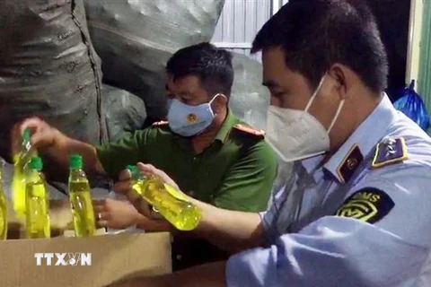 Tổ liên ngành chống buôn lậu tỉnh An Giang phát hiện hàng ngàn chai nước rửa chén nhái nhãn hiệu nổi tiếng tại cơ sở kinh doanh Lâm Thị Y. (Ảnh: TTXVN phát) 