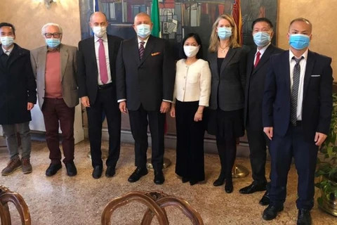 Đại sứ Việt Nam tại Italy Nguyễn Thị Bích Huệ đã có chuyến thăm và làm việc tại vùng Veneto. (Nguồn: baoquocte.vn) 