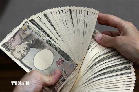 Kiểm đồng 10.000 yen tại một ngân hàng ở Tokyo, Nhật Bản. (Ảnh: AFP/TTXVN) 