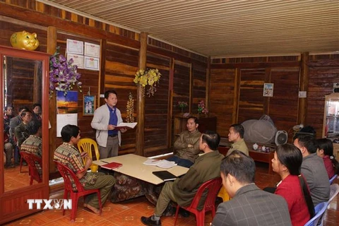 Một buổi họp sinh hoạt chi bộ tại bản Pá Bon thuộc Đảng bộ xã Nậm Pì, huyện Nậm Nhùn, tỉnh Lai Châu. (Ảnh: Quý Trung/TTXVN) 