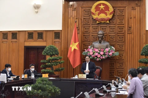 [Photo] Thủ tướng Phạm Minh Chính chủ trì cuộc họp về vaccine COVID-19