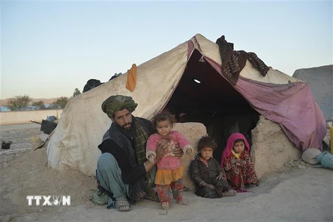 Người dân tại một trại tị nạn quốc tế ở Qala-i-Naw, tỉnh Badghis, Afghanistan, ngày 14/10/2021. (Ảnh: AFP/TTXVN) 