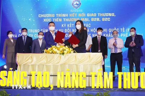 Đại diện doanh nghiệp và Trung tâm Dịch vụ đối ngoại, Sở Ngoại vụ Thành phố Hồ Chí Minh ký kết hợp tác xúc tiến thương mại. (Ảnh: Xuân Anh/TTXVN) 