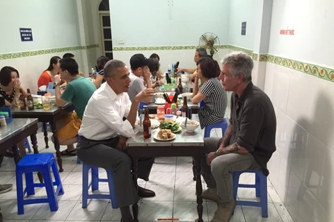 Hình ảnh cựu Tổng thống Mỹ Obama ăn bún chả tại Hà Nội. (Nguồn: Twitter) 