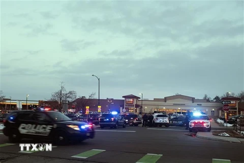 Cảnh sát phong tỏa hiện trường một vụ xả súng ở bang Colorado, Mỹ. (Ảnh: AFP/TTXVN) 