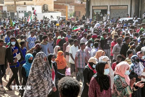Người dân tham gia biểu tình yêu cầu chuyển tiếp sang chính quyền dân sự tại Sahafa, ngoại ô Khartoum, Sudan, ngày 25/12/2021. (Ảnh: AFP/TTXVN) 