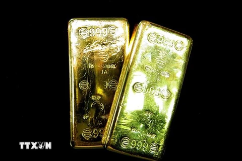 Vàng miếng được bày bán tại một tiệm kim hoàn ở Seoul, Hàn Quốc. (Ảnh: AFP/TTXVN) 