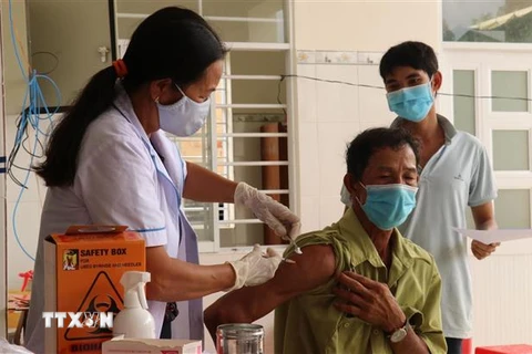 Tiêm vaccine phòng COVID-19 cho người dân xã miền núi Đăng Hà, huyện Bù Đăng, tỉnh Bình Phước. (Ảnh: Sỹ Tuyên/TTXVN) 