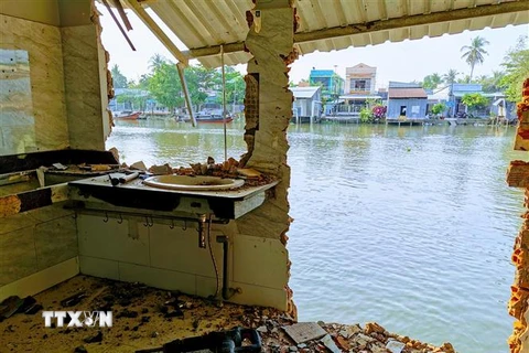Hiện trường vụ sạt lở bờ sông ảnh hưởng 12 căn nhà xảy tại quận Bình Thủy, Cần Thơ cuối tháng 2/2021. (Ảnh: Thanh Liêm/TTXVN) 