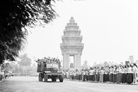 Hàng vạn người dân Thủ đô Phnom Penh đứng dọc hai bên đường, lưu luyến tiễn đưa quân tình nguyện Việt Nam hoàn thành nghĩa vụ quốc tế, lên đường trở về nước. (Ảnh: TTXVN) 