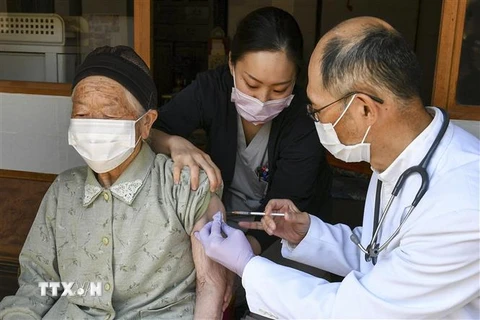 Nhân viên y tế tiêm vaccine phòng COVID-19 cho người cao tuổi tại tỉnh Nagano, Nhật Bản, ngày 21/4/2021. (Ảnh: AFP/ TTXVN) 