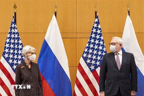 Thứ trưởng Ngoại giao Mỹ Wendy Sherman (trái) và Thứ trưởng Ngoại giao Nga Sergei Ryabkov (phải) tại cuộc đàm phán an ninh ở Geneva, Thụy Sĩ ngày 10/1/2022. (Ảnh: AFP/TTXVN) 