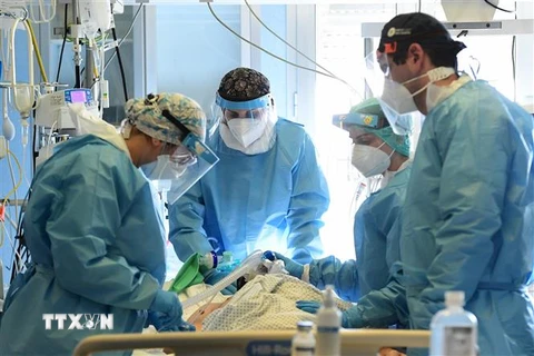 Nhân viên y tế điều trị cho bệnh nhân COVID-19 tại bệnh viện ở Cremona, Italy ngày 11/1/2022. (Ảnh: AFP/TTXVN) 