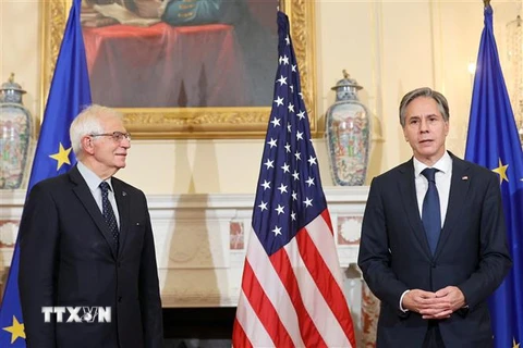 Ngoại trưởng Mỹ Antony Blinken (phải) và Đại diện cấp cao về chính sách đối ngoại và an ninh của EU Josep Borrell tại một cuộc gặp ở Washington, DC, Mỹ. (Ảnh: AFP/TTXVN) 