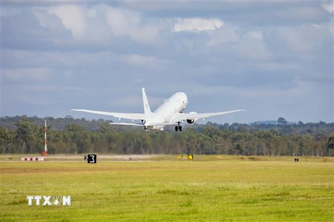 Máy bay P-8 Poseidon của Không lực Hoàng gia Australia khởi hành từ Queensland để khảo sát đánh giá thiệt hại do núi lửa phun trào gây sóng thần ở Tonga, ngày 15/1/2022. (Ảnh: AFP/TTXVN) 