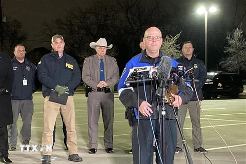 Cảnh sát trưởng thành phố Colleyville Michael Miller phát biểu với báo giới sau khi các con tin bị bắt cóc tại giáo đường ở Colleyville, Texas, Mỹ, được giải cứu ngày 15/1/2022. (Ảnh: AFP/TTXVN) 