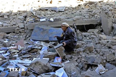 Cảnh đổ nát sau vụ không kích ở Yemen. (Ảnh: AFP/TTXVN) 