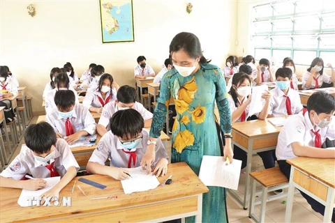Giáo viên và học sinh trường Trung học cơ sở Gò Đen, huyện Bến Lức, Long An. (Ảnh: Đức Hạnh/TTXVN) 