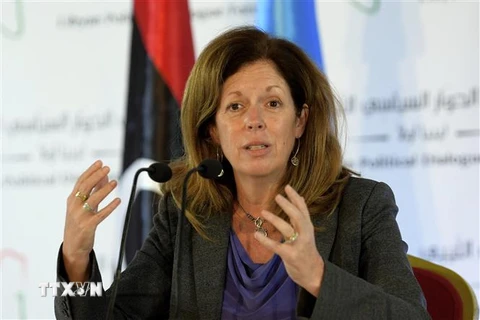 Cố vấn đặc biệt của Tổng thư ký Liên hợp quốc về Libya Stephanie Williams phát biểu tại cuộc họp báo ở Tunis, Tunisia. (Ảnh: AFP/TTXVN) 